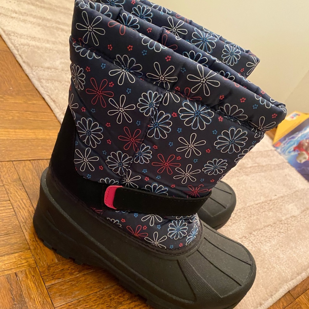 New without tags snow boots girls size 3